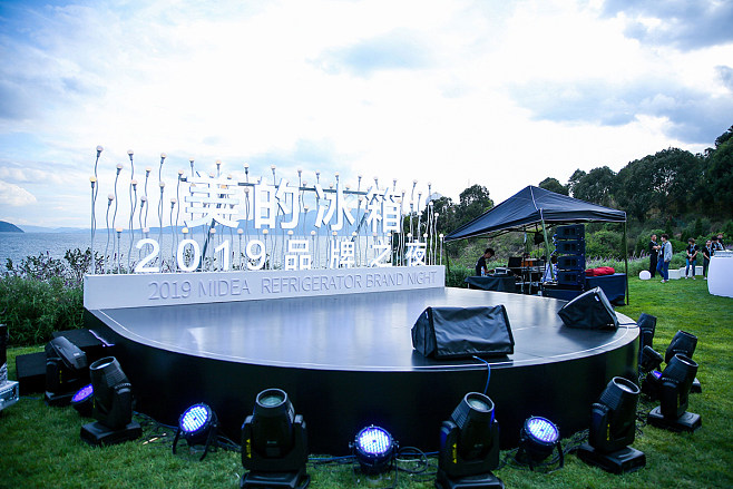 打造現實版“海上鋼琴師” 泳池小舞臺點亮美的發布會策劃新亮點